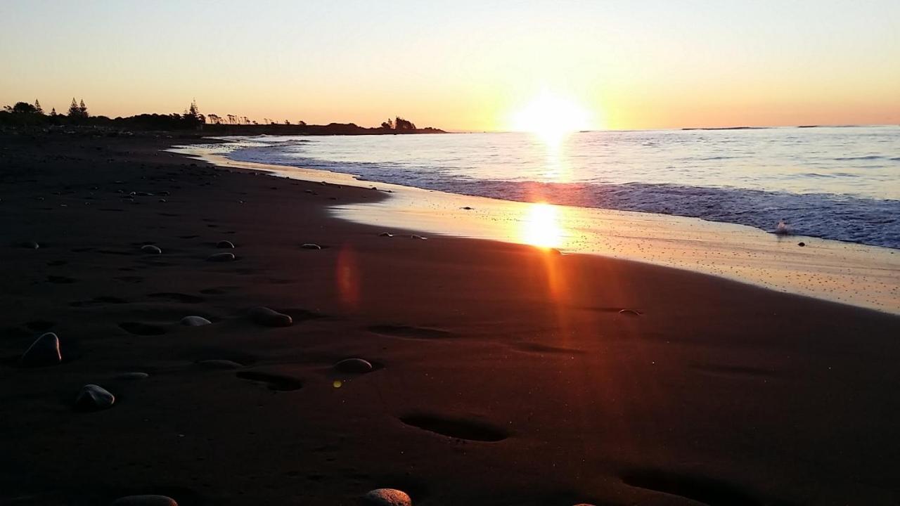 Taranaki Beach House - Great Sea Views Villa Waitara ภายนอก รูปภาพ